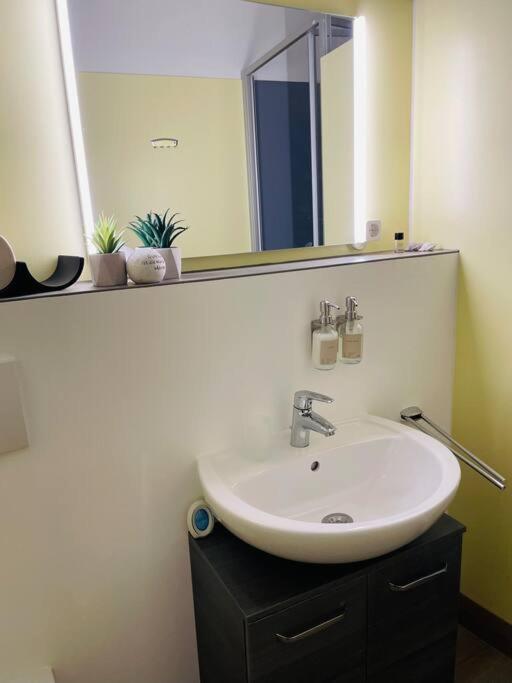 Fewo 20 - Appartement Im Rottalblick - Youngmodern Wohnen Mit Bademantelgang Zur Therme, Tv, Balkon Und Persoenlichem Gaesteempfang Von Astarte Estate Bad Griesbach  Buitenkant foto