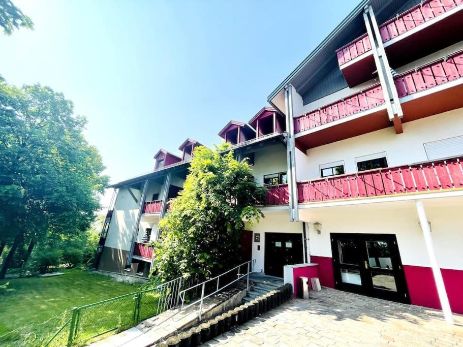 Fewo 20 - Appartement Im Rottalblick - Youngmodern Wohnen Mit Bademantelgang Zur Therme, Tv, Balkon Und Persoenlichem Gaesteempfang Von Astarte Estate Bad Griesbach  Buitenkant foto